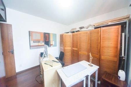 Casa de condomínio à venda com 351m², 5 quartos e 5 vagasquarto 2
