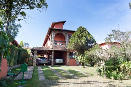 Casa de condomínio à venda com 351m², 4 quartos e 5 vagas Casa de condomínio à venda com 351m², 4 quartos e 5 vagasFachada