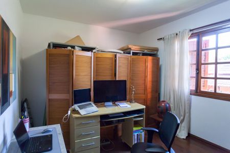 Casa de condomínio à venda com 351m², 4 quartos e 5 vagas Casa de condomínio à venda com 351m², 4 quartos e 5 vagasQuarto 2