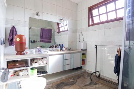 Casa de condomínio à venda com 351m², 4 quartos e 5 vagas Casa de condomínio à venda com 351m², 4 quartos e 5 vagasBanheiro da suíte