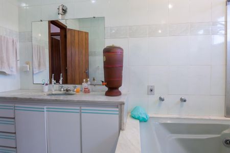 Banheiro social de casa de condomínio à venda com 4 quartos, 351m² em Condomínio Retiro das Pedras, Brumadinho