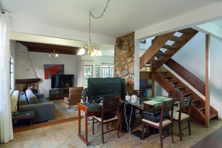 Casa de condomínio à venda com 351m², 4 quartos e 5 vagas Casa de condomínio à venda com 351m², 4 quartos e 5 vagasSala