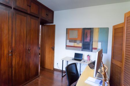 Casa de condomínio à venda com 351m², 4 quartos e 5 vagas Casa de condomínio à venda com 351m², 4 quartos e 5 vagasQuarto 2