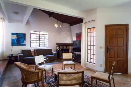 Casa de condomínio à venda com 351m², 4 quartos e 5 vagas Casa de condomínio à venda com 351m², 4 quartos e 5 vagasSala