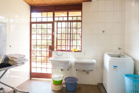 Casa de condomínio à venda com 351m², 4 quartos e 5 vagas Casa de condomínio à venda com 351m², 4 quartos e 5 vagasÁrea de serviço