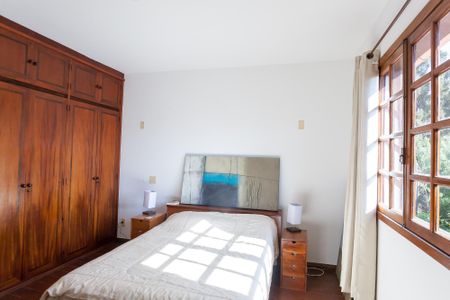 Casa de condomínio à venda com 351m², 4 quartos e 5 vagas Casa de condomínio à venda com 351m², 4 quartos e 5 vagasQuarto