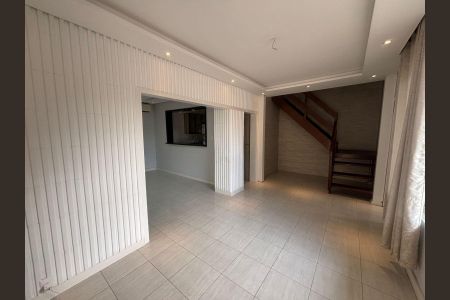 Casa à venda com 250m², 3 quartos e 5 vagas Casa à venda com 250m², 3 quartos e 5 vagasSala