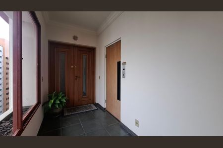 Apartamento para alugar com 154m², 3 quartos e 2 vagas Apartamento para alugar com 154m², 3 quartos e 2 vagasHall de entrada andar