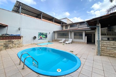 Casa à venda com 420m², 4 quartos e 1 vaga Casa à venda com 420m², 4 quartos e 1 vagaPiscina