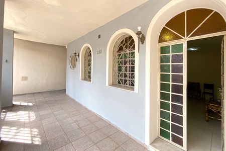 Casa à venda com 420m², 4 quartos e 1 vaga Casa à venda com 420m², 4 quartos e 1 vagaVaranda frente