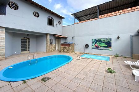 Casa à venda com 420m², 4 quartos e 1 vaga Casa à venda com 420m², 4 quartos e 1 vagaPiscina