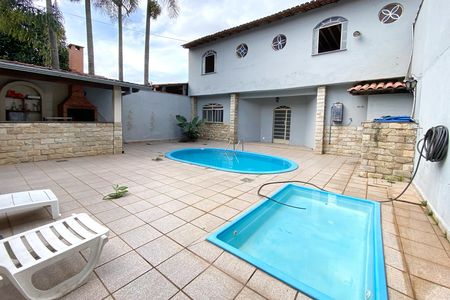 Casa à venda com 420m², 4 quartos e 1 vaga Casa à venda com 420m², 4 quartos e 1 vagaPiscina