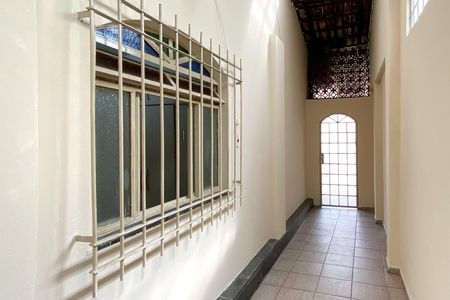 Casa à venda com 420m², 4 quartos e 1 vaga Casa à venda com 420m², 4 quartos e 1 vagaCorredor lateral