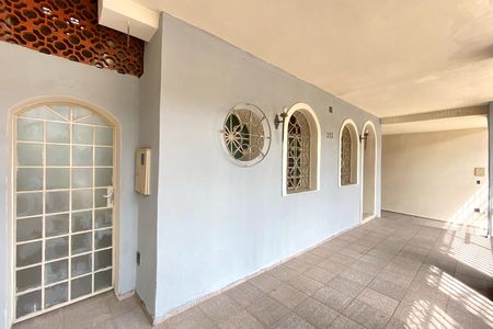 Casa à venda com 420m², 4 quartos e 1 vaga Casa à venda com 420m², 4 quartos e 1 vagaVaranda frente
