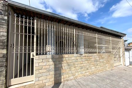 Casa à venda com 420m², 4 quartos e 1 vaga Casa à venda com 420m², 4 quartos e 1 vagaFachada