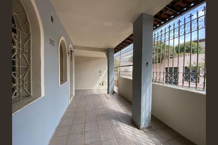 Casa à venda com 420m², 4 quartos e 1 vaga Casa à venda com 420m², 4 quartos e 1 vagaVaranda frente
