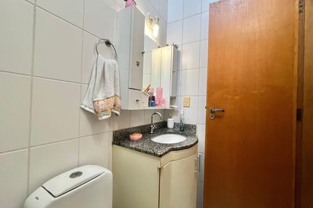 Casa de condomínio à venda com 176m², 3 quartos e 2 vagasBanheiro Corredor