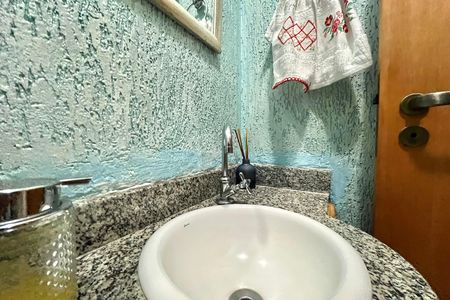Casa de condomínio à venda com 176m², 3 quartos e 2 vagasLavabo