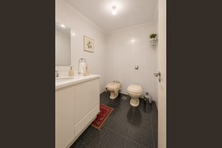 Banheiro 1 de apartamento para alugar com 3 quartos, 121m² em Petrópolis, Porto Alegre