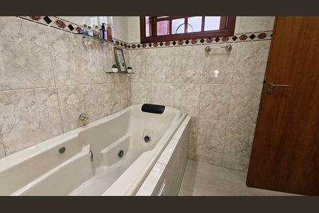 Casa à venda com 241m², 4 quartos e 4 vagas