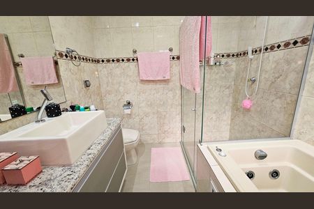 Casa à venda com 241m², 4 quartos e 4 vagas