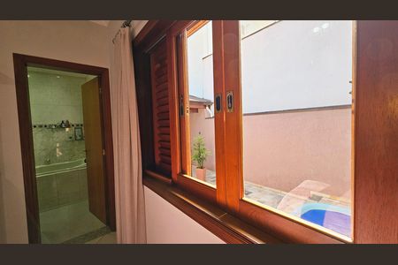 Casa à venda com 241m², 4 quartos e 4 vagas