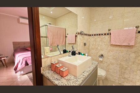 Casa à venda com 241m², 4 quartos e 4 vagas