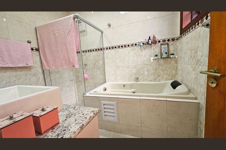 Casa à venda com 241m², 4 quartos e 4 vagas