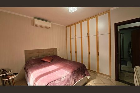 Casa à venda com 241m², 4 quartos e 4 vagas