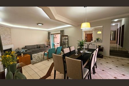 Casa à venda com 241m², 4 quartos e 4 vagas