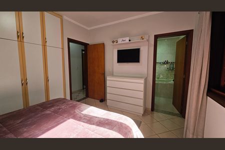 Casa à venda com 241m², 4 quartos e 4 vagas