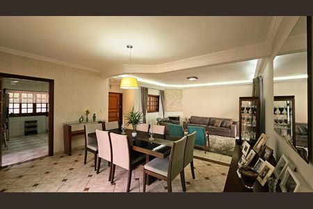 Casa à venda com 241m², 4 quartos e 4 vagas