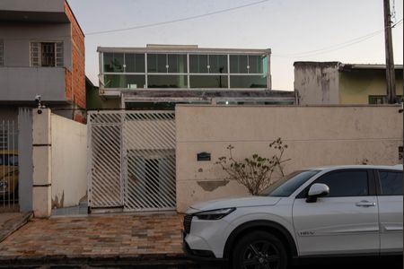 Casa à venda com 430m², 5 quartos e 4 vagas Casa à venda com 430m², 5 quartos e 4 vagasFachada