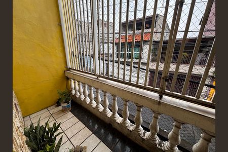 Casa à venda com 250m², 4 quartos e 2 vagas Casa à venda com 250m², 4 quartos e 2 vagasVaranda