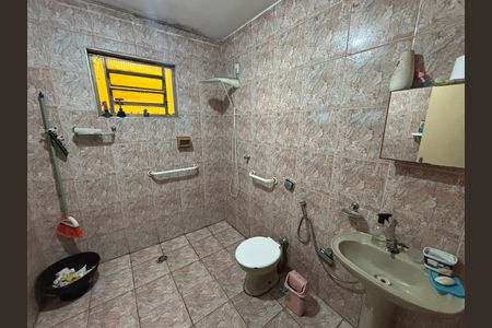 Casa à venda com 250m², 4 quartos e 2 vagas Casa à venda com 250m², 4 quartos e 2 vagasBanheiro