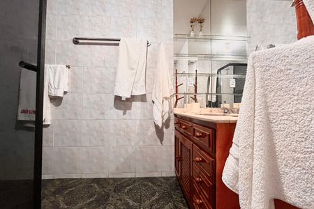 Apartamento para alugar com 200m², 3 quartos e sem vaga Apartamento para alugar com 200m², 3 quartos e sem vagaBanheiro social