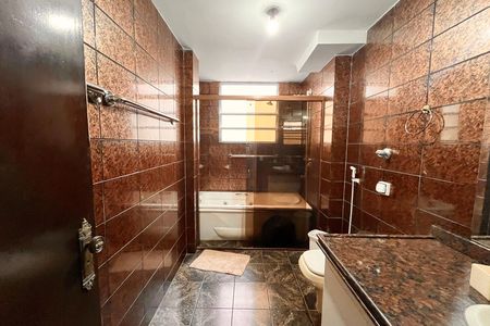Apartamento para alugar com 200m², 3 quartos e sem vaga Apartamento para alugar com 200m², 3 quartos e sem vagaBanheiro da suíte 1