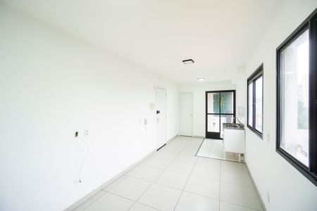 Sala e cozinha de apartamento para alugar com 1 quarto, 26m² em Vila Granada, São Paulo