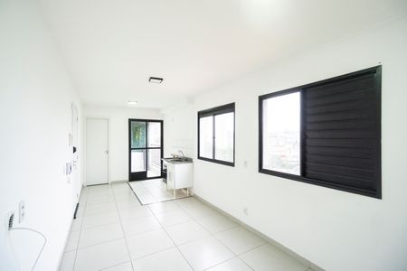 Sala e cozinha de apartamento para alugar com 1 quarto, 26m² em Vila Granada, São Paulo