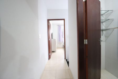 Casa à venda com 84m², 2 quartos e 2 vagasCorredor