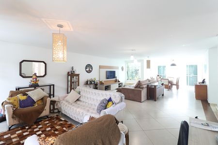 Casa à venda com 319m², 4 quartos e 7 vagas Casa à venda com 319m², 4 quartos e 7 vagasSala