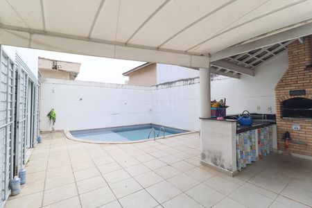 Casa à venda com 319m², 4 quartos e 7 vagas Casa à venda com 319m², 4 quartos e 7 vagasQuintal