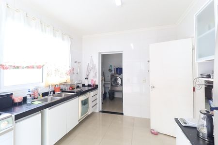 Casa à venda com 319m², 4 quartos e 7 vagas Casa à venda com 319m², 4 quartos e 7 vagasCozinha