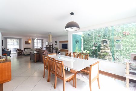 Casa à venda com 319m², 4 quartos e 7 vagas Casa à venda com 319m², 4 quartos e 7 vagasSala