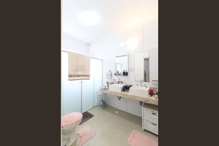 Casa à venda com 319m², 4 quartos e 7 vagas Casa à venda com 319m², 4 quartos e 7 vagasSuíte 4 - Banheiro