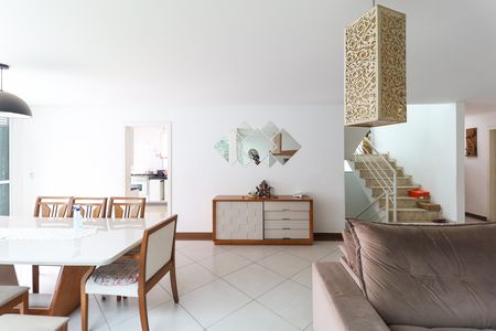 Casa à venda com 319m², 4 quartos e 7 vagas Casa à venda com 319m², 4 quartos e 7 vagasSala
