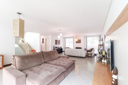 Casa à venda com 319m², 4 quartos e 7 vagas Casa à venda com 319m², 4 quartos e 7 vagasSala