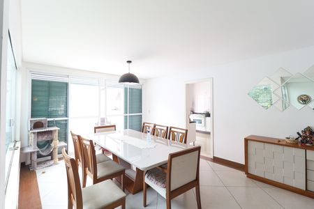 Casa à venda com 319m², 4 quartos e 7 vagas Casa à venda com 319m², 4 quartos e 7 vagasSala