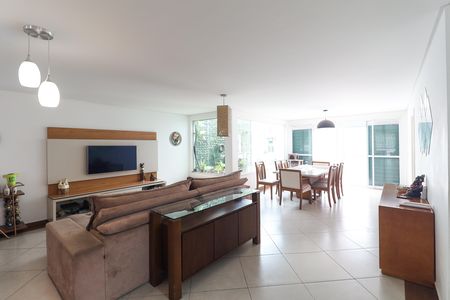 Casa à venda com 319m², 4 quartos e 7 vagas Casa à venda com 319m², 4 quartos e 7 vagasSala