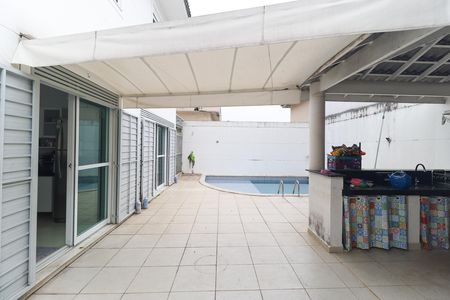 Casa à venda com 319m², 4 quartos e 7 vagas Casa à venda com 319m², 4 quartos e 7 vagasQuintal
